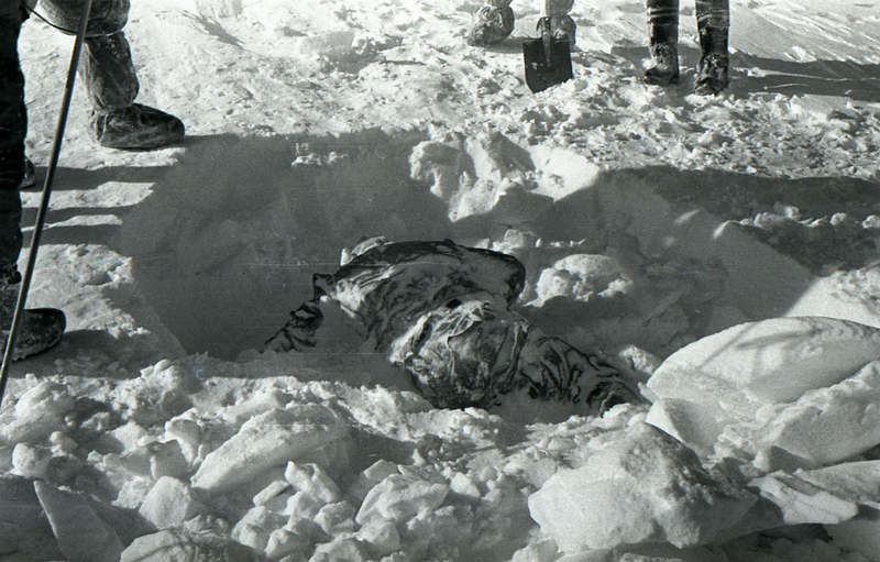 Imagen: El cuerpo de una de las víctimas, encontrado boca abajo enterrado por la nieve